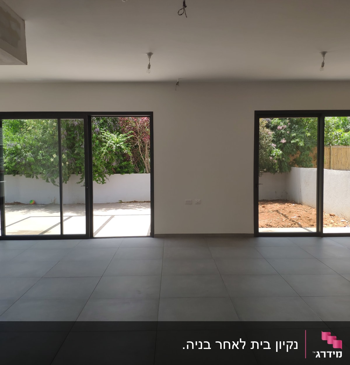 חדר ריק עם רצפה נקייה וחלונות גדולים